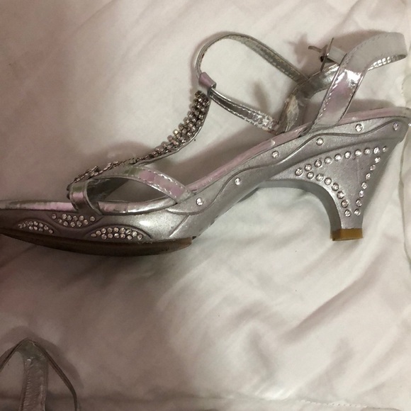 Silver heels - Picture 2 of 2